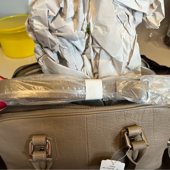 New with tags Danier leather purse with crossbody strap Taupe colour - Picture 4 of 11